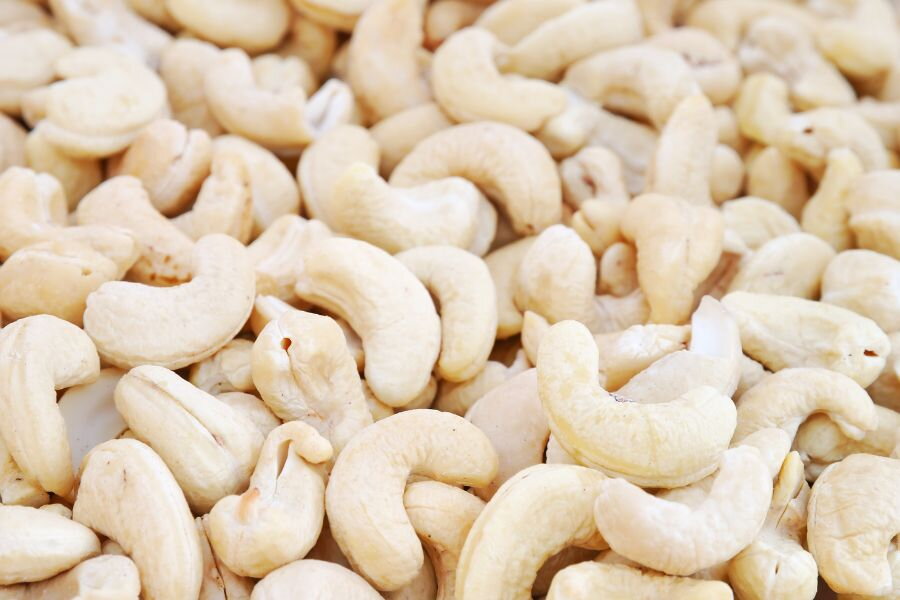 Cashew Secrets Unveiled: Health Benefits, Risks, and How to Eat Them Right